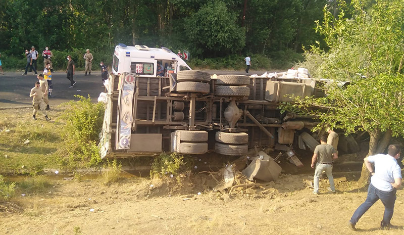 Saman yüklü kamyon kaza yaptı: 2 yaralı
