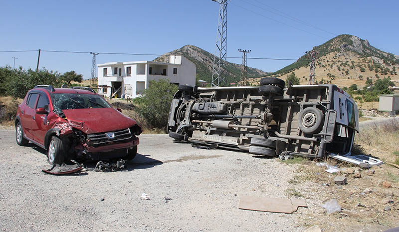 Trafik Kazası: 13 yaralı