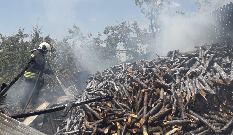 Bingöl`de bir köydeki depo yandı