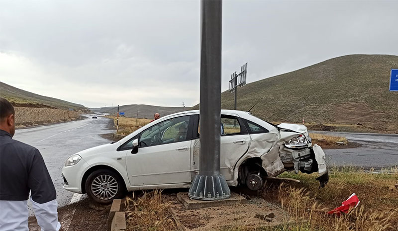 Karlıova`da kaza: 2 yaralı