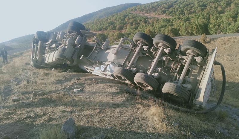 Virajı alamayan tır kaza yaptı