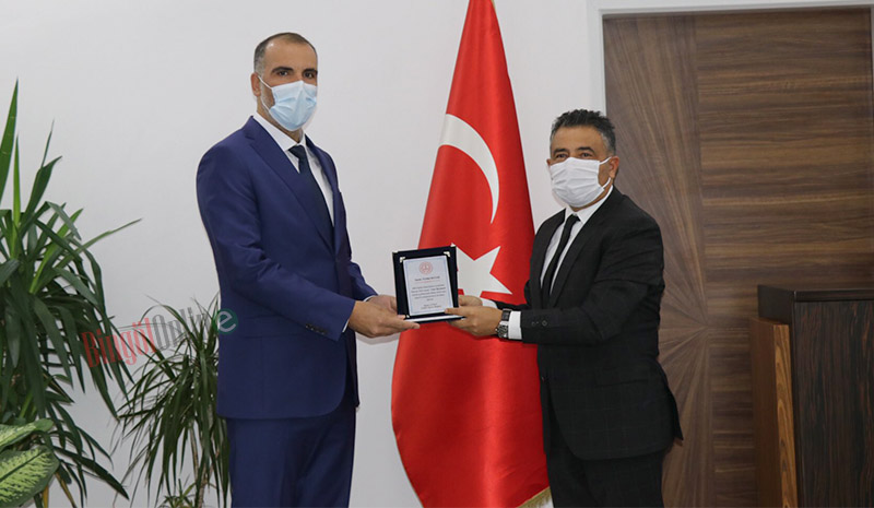 Yılın Öğretmeni Bayar`a plaket