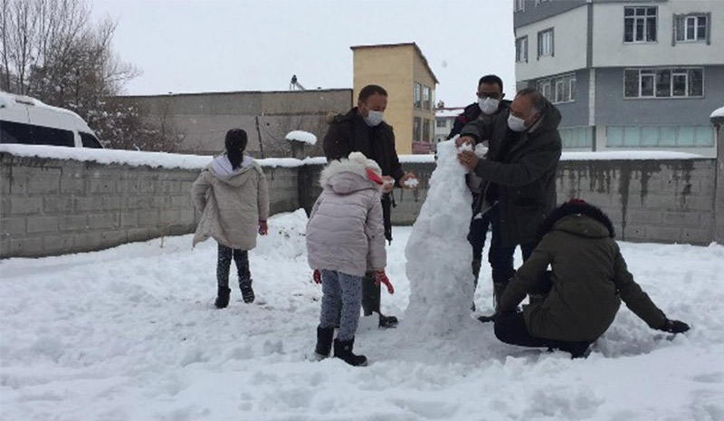 Çocuklar zabıtalarla birlikte kardan adam yaptılar