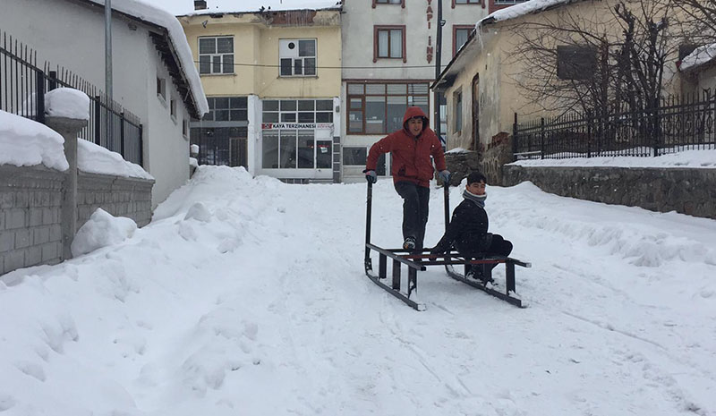 Kar vatandaşa çile, çocuklara eğlence oldu