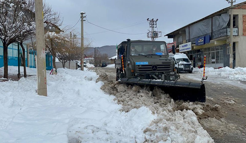 Mehmetçik kar temizleme çalışmalarına destekte bulundu