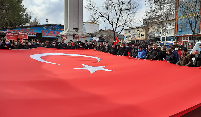 Teröre ve destekçilerine lanet okudular