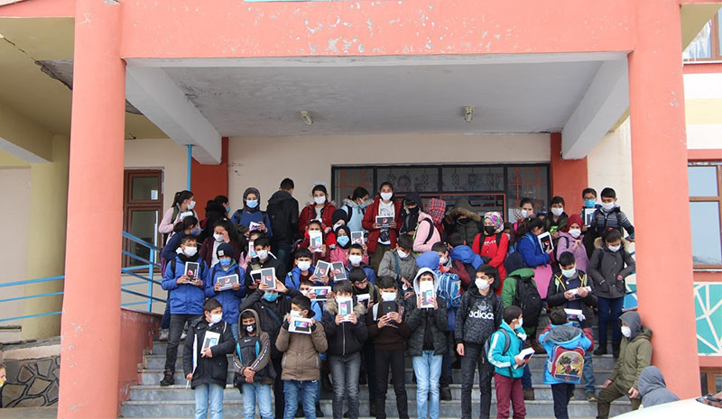 205 öğrenciye tablet hediye edildi