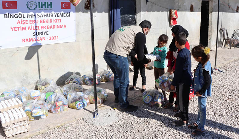 İHH Suriye`de sahurluk dağıttı