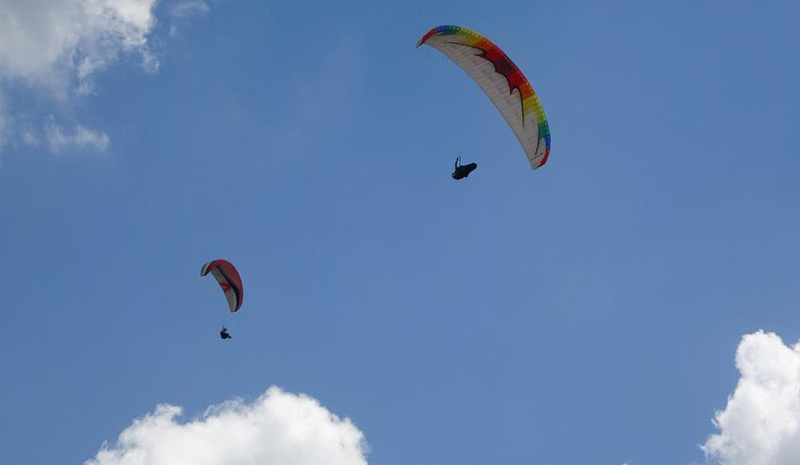 Bin 800 rakımdan atlayan yamaç paraşütçüleri yarıştı