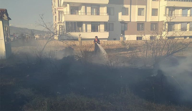 Arazide çıkan yangın büyümeden söndürüldü