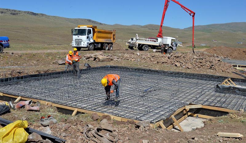 Çat`ta deprem konutlarının temeli atıldı