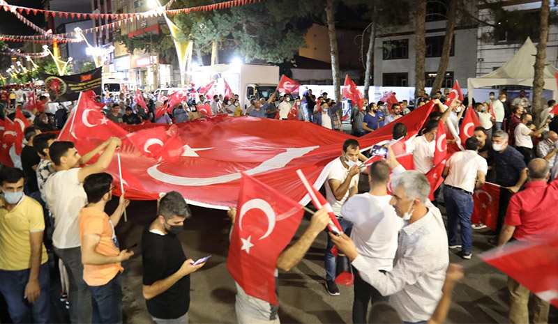 Yüzlerce vatandaş direniş meydanına toplandı