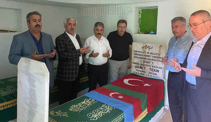 Özdağ`dan Hikmet Tekin`in Mezarına Ziyaret