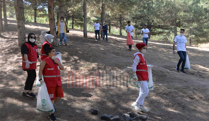 Gönüllülerden Çevre Temizliği