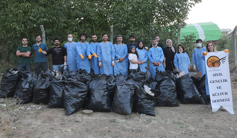 50 torba çöp topladılar!