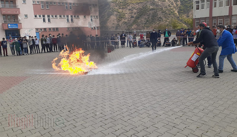 Öğrencilere yangın ve deprem eğitimi verildi