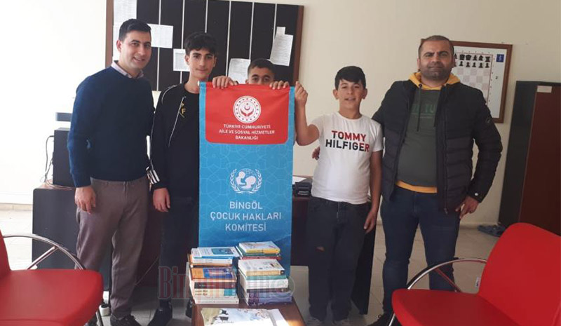 Köy okuluna kitap bağışı yapıldı