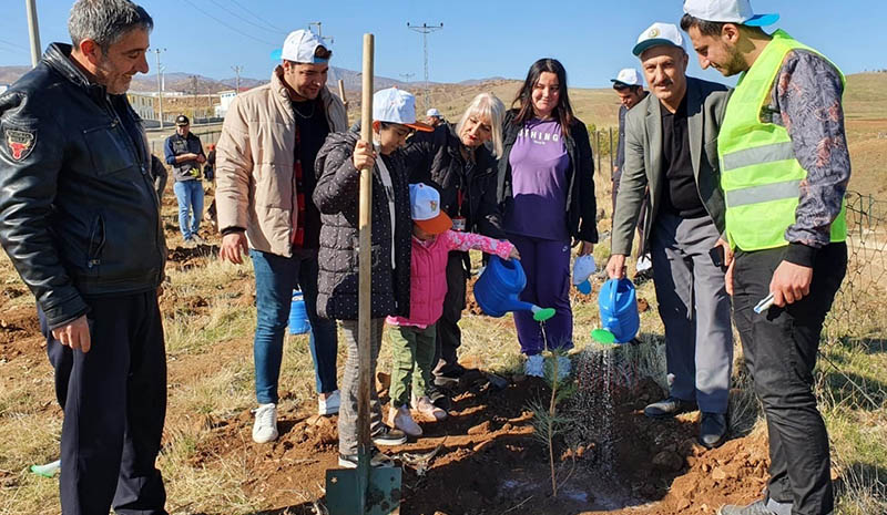 Depremlerde hayatını kaybedenler için fidan dikildi