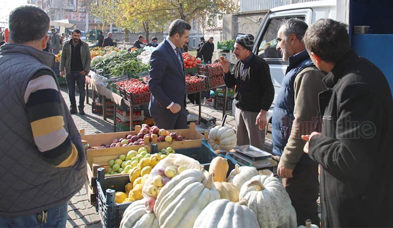 Başkan Arıkan, pazardaki esnafı ziyaret etti