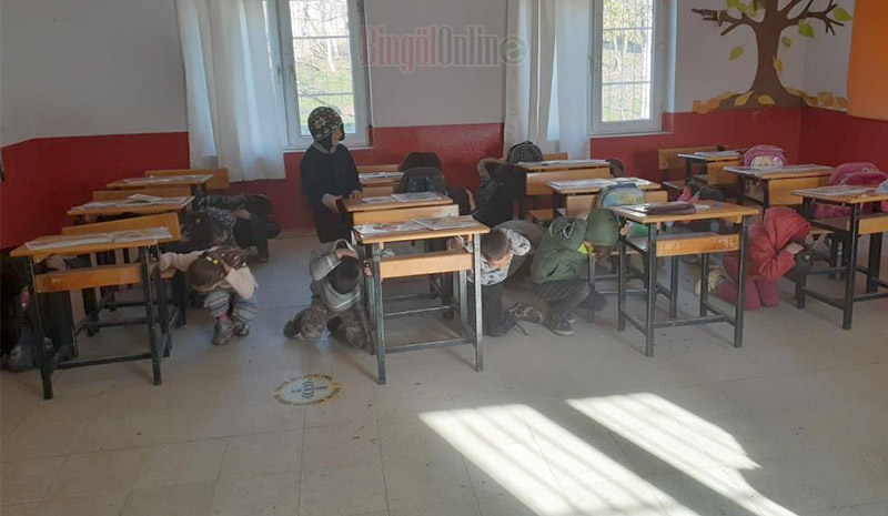 Köy okullarında deprem tatbikatı yapıldı