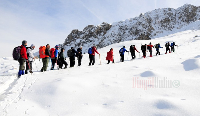 30 dağcı, 6 saatte karlı kaplı zirveye tırmandı