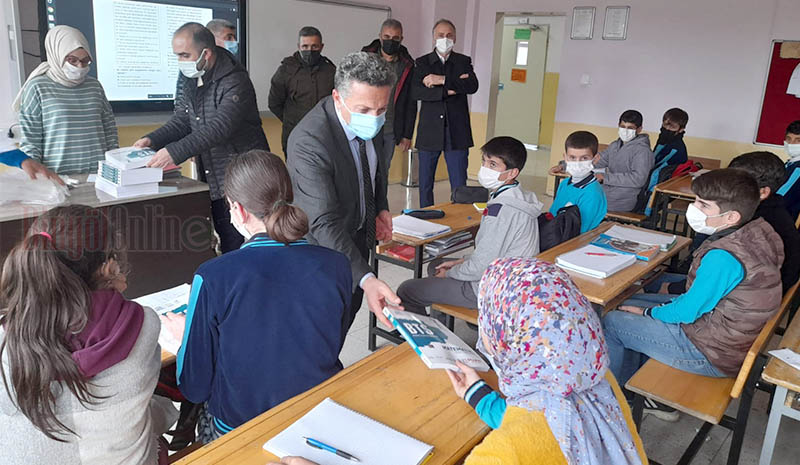 Yazıkonak Belediye başkanı, Bingöl`de öğrencilere kitap dağıttı