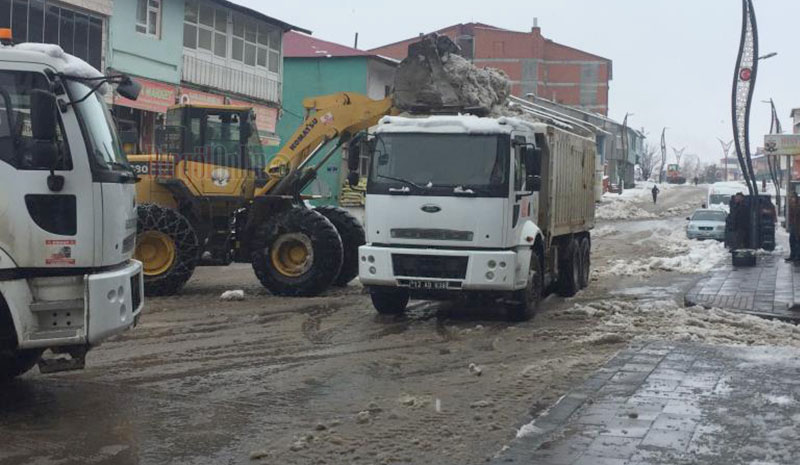 Kar, kamyonlarla ilçe dışına taşınıyor