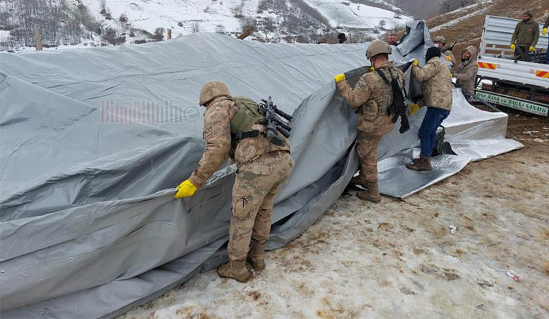 Deprem bölgesindeki hayvan çadırlarını Mehmetçik kurdu