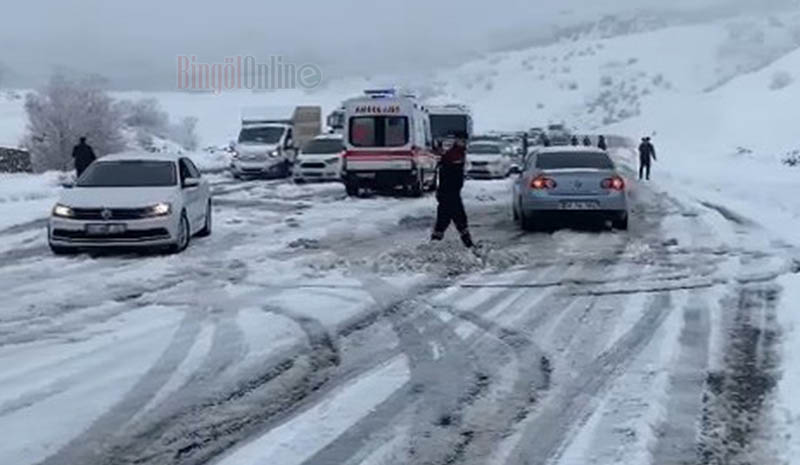 Kar etkili oldu, araçlar yolda kaldı