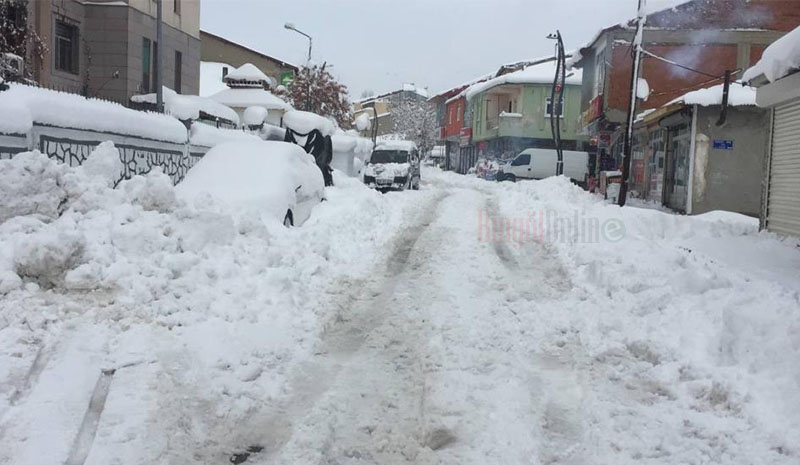 Karlıova`da Araçlar Kara Gömüldü