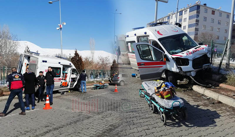 Ambulans ve otomobil çarpıştı: 5 yaralı