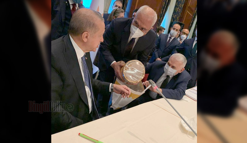 CB Erdoğan`a Bingöl balı hediye edildi