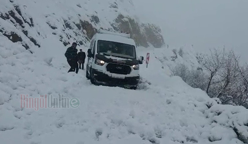 Çığ düştü, yol geçici süreliğine ulaşıma kapandı