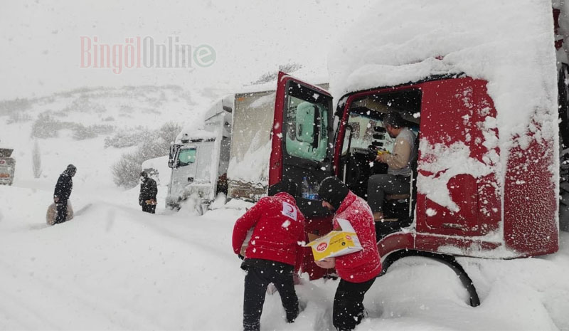 Yollarda mahsur kalanlara kumanya desteği verildi