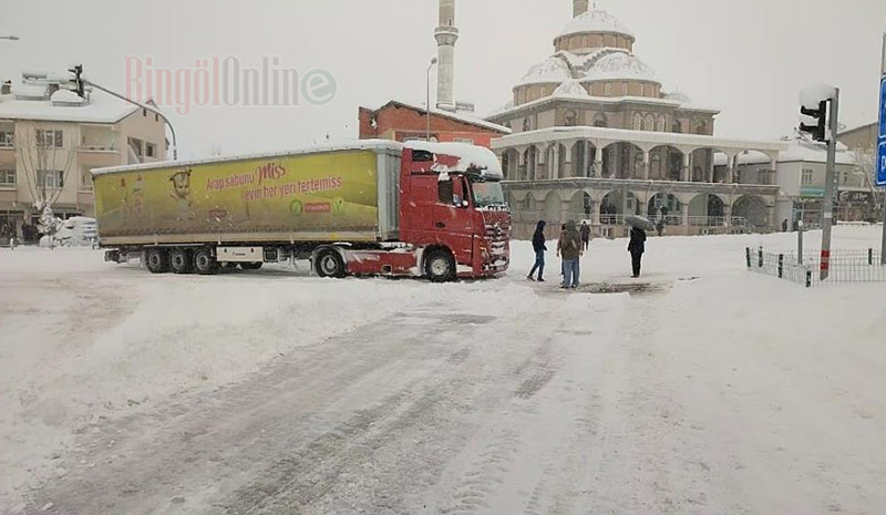 Onlarca araç yolda kaldı