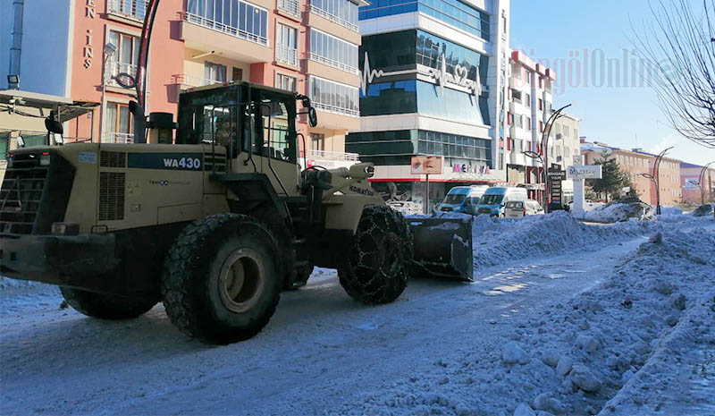 Bingöl Belediyesi karla mücadeleye devam ediyor