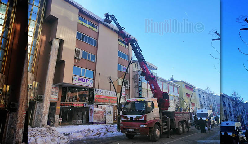 Çatılardaki Buz Sarkıtları Temizleniyor