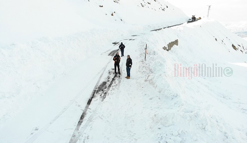 Çığ nedeniyle kapanan yol ulaşıma açıldı