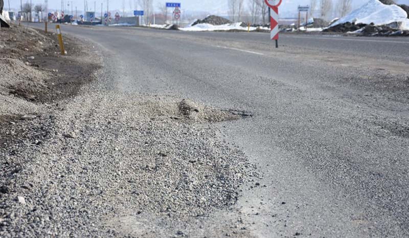 Karlar eridi, yollarda çukurlar oluştu!