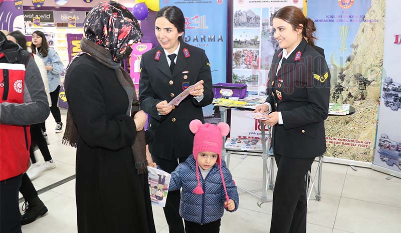 Jandarma kadınlara karanfil verdi, KADES`i tanıttı