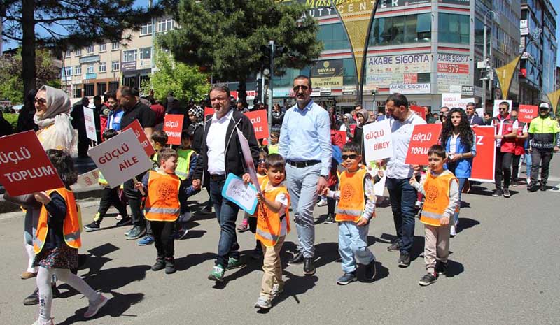 Aileler ve çocuklardan kortej yürüyüşü