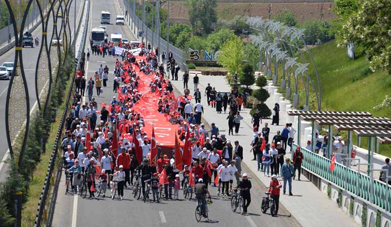 200 metrelik Türk bayrağıyla yürüdüler