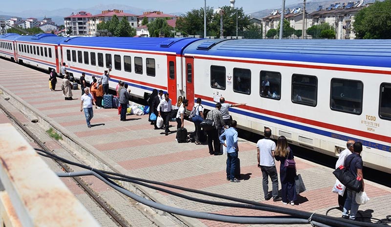 Tren yolculuğuna rağbet arttı