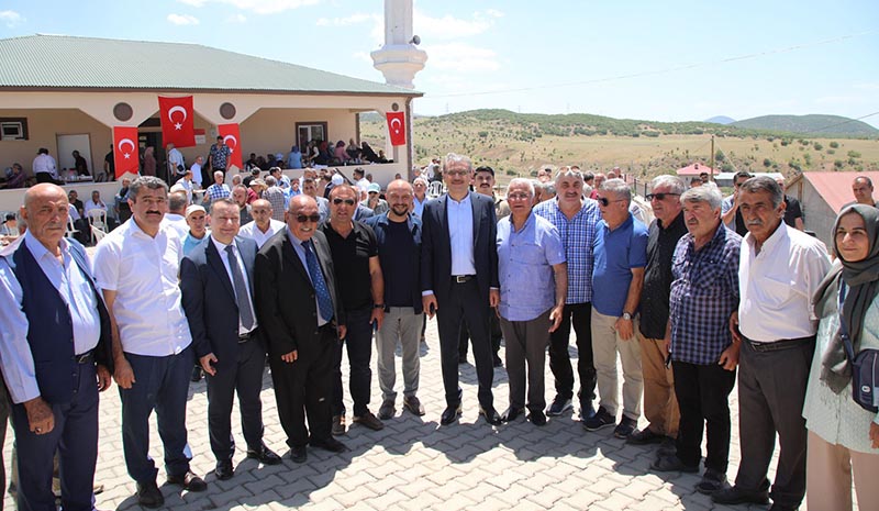 Vali Ekinci, camii açılışına katıldı