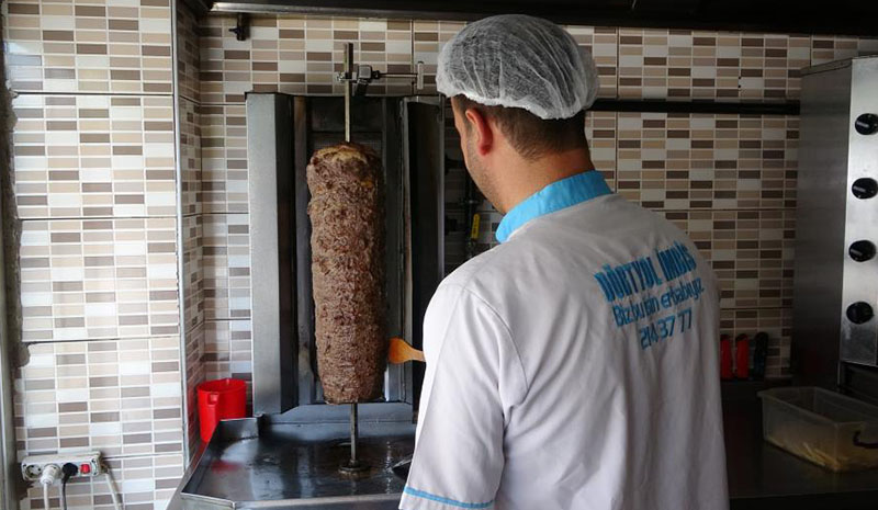 Döner ustalarının aşırı sıcakla zorlu mesaisi