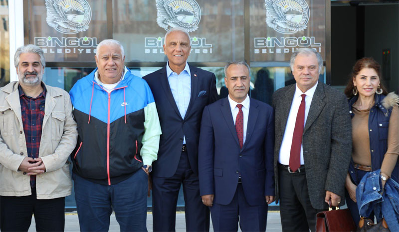 Eski Bakan Yalova`dan belediye ziyareti
