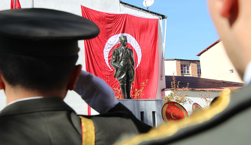 29 Ekim Kutlamaları Çelenk sunma ile başladı