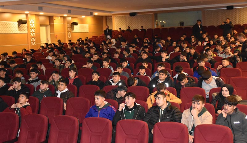 Öğrencilere `Güvenli gençlik güvenli gelecek` semineri verildi