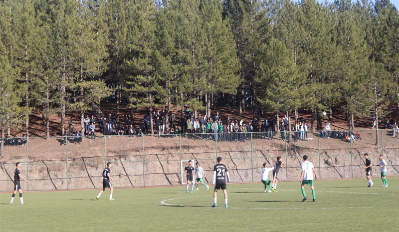 Futbol maçına yoğun ilgi!