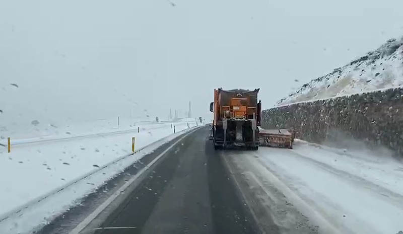 Beklenen kar yağdı, ulaşım aksadı, ekipler çalıştı!